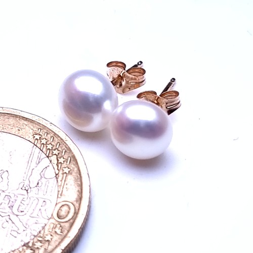 4 - A pair of 9 carat gold pearl stud earrings. Total weight 1.0 grams