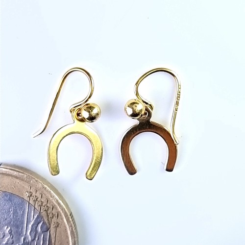 5 - An attractive pair of 9 carat gold horseshoe earrings suitable for pierced ears. 2.2g