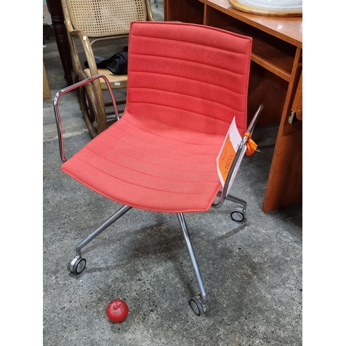 775 - A fantastic Catifa 46 chair, with four spoke base and striking red seat. Similar examples currently ... 