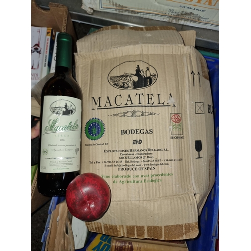 884 - Six sealed 75cl bottles of Macatela Airen 2006 white wine.