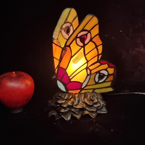 957 - A beautiful Tiffany style lamp in the form of a butterfly. Complete with three pin plug.