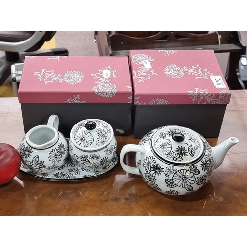 970 - A charming ceramic bachelor's serving set consisting of a teapot, with sugar bowl, milk jug and side... 