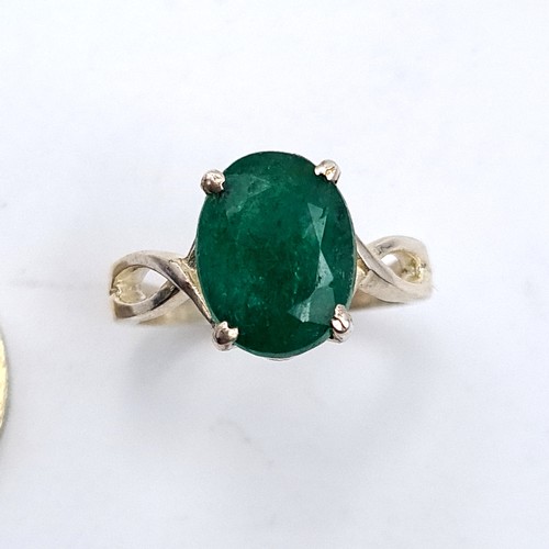 57 - A certified natural Emerald ring, featuring a huge Emerald of 5 carats and set in sterling silver. R... 