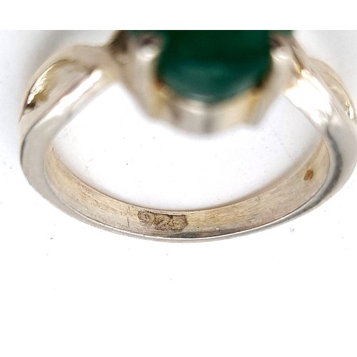 57 - A certified natural Emerald ring, featuring a huge Emerald of 5 carats and set in sterling silver. R... 