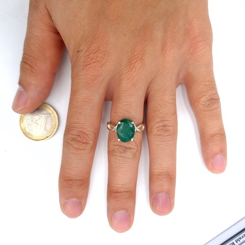 57 - A certified natural Emerald ring, featuring a huge Emerald of 5 carats and set in sterling silver. R... 