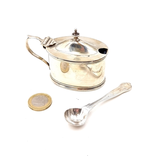 37 - A very fine example of a Georgian sterling silver mustard pot, featuring a hinged lid, finial top, f... 