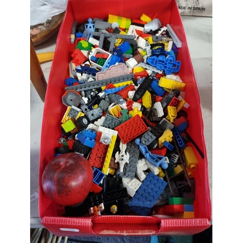 889 - A large quantity of mixed Lego.