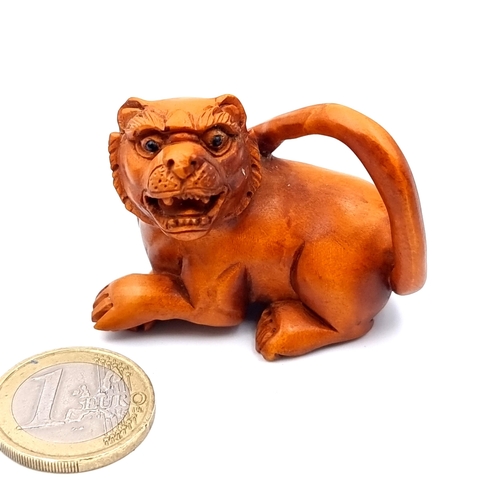 911 - A fascinating vintage box wood hand carved Netsuke figure, in the form of a sitting tiger. Weight: 1... 