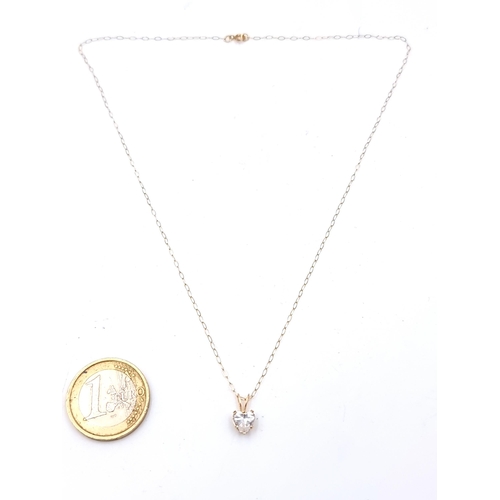 920 - A very pretty sweet heart necklace, featuring a 9ct gold chain. Length of chain: 40cm.