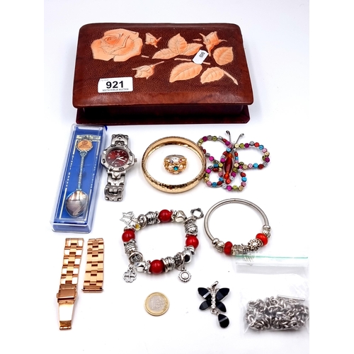 921 - A large collection of unchecked costume jewellery, which includes many examples. Encased in a pretty... 