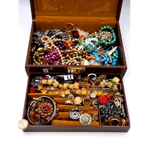 925 - A great dealers lot!... consisting of a huge private collection of unchecked and assorted jewellery.... 