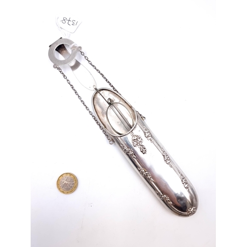 954 - Star Lot : A wonderful antique sterling silver glasses carrier dating to c. 1908. With chain, clasp ... 