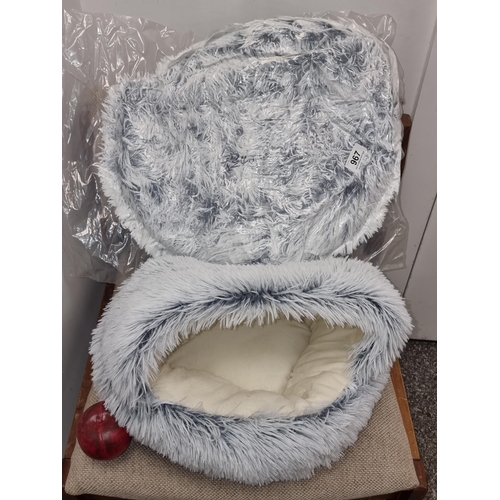 967 - A pair of brand new anti anxiety fluffy small cat beds with fleece lined interior. Wé opened one of ... 