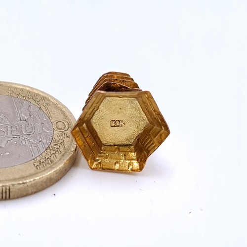 7 - A lovely intricate 14 carat gold charm, in the form of a pagoda. Weight: 1.29 grams.