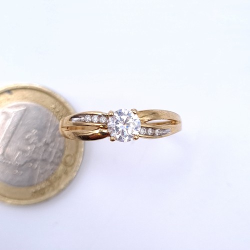 12 - A striking 9 carat gold gem set ring, set with pretty twist set mount. Ring size: R. Weight: 1.53 gr... 