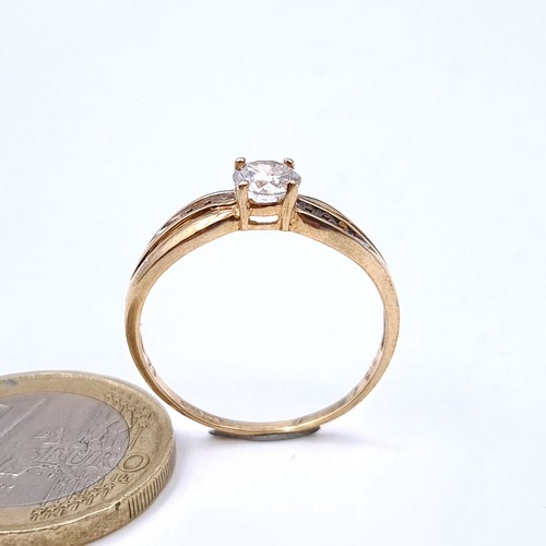 12 - A striking 9 carat gold gem set ring, set with pretty twist set mount. Ring size: R. Weight: 1.53 gr... 