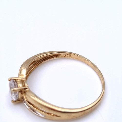 12 - A striking 9 carat gold gem set ring, set with pretty twist set mount. Ring size: R. Weight: 1.53 gr... 