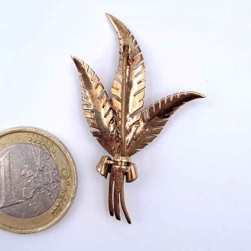 13 - A stunning example of an intricately formed vintage 9 carat gold Fern set brooch, set with pretty pe... 