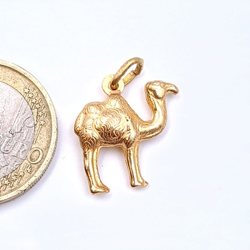 21 - A fabulous 18 carat gold pendant charm, in the form of a Camel. Weight: 1.71 grams.