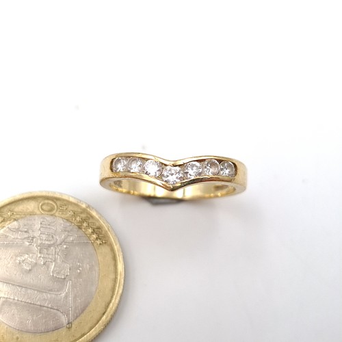 47 - A pretty six stone gem stone chevron ring, set in gold, marks present but indistinct. Ring size: L. ... 