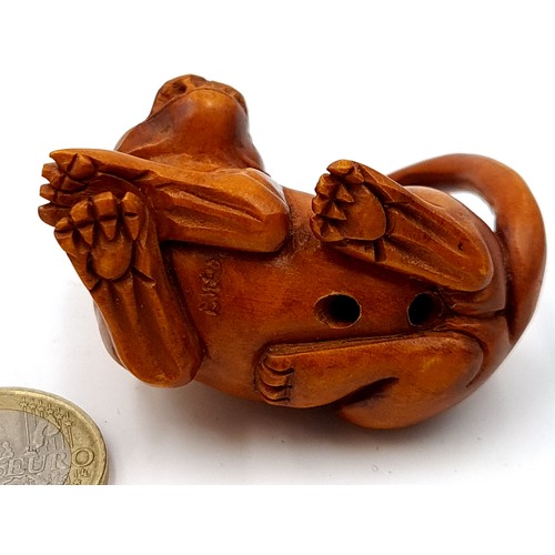 911 - A fascinating vintage box wood hand carved Netsuke figure, in the form of a sitting tiger. Weight: 1... 