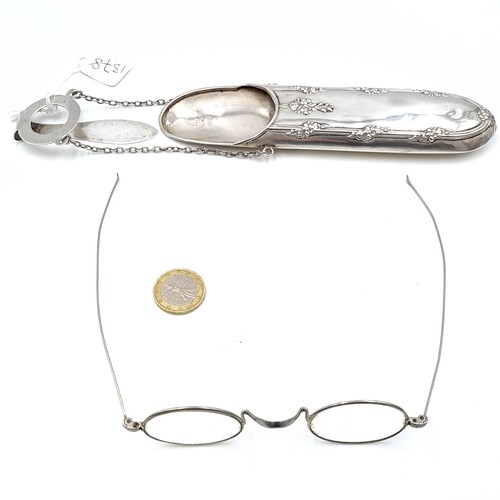 954 - Star Lot : A wonderful antique sterling silver glasses carrier dating to c. 1908. With chain, clasp ... 