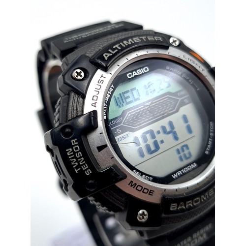 475 - A Casio sports style gentleman's Thermometric wrist watch, with a water resistance to 100 meters. Wa... 