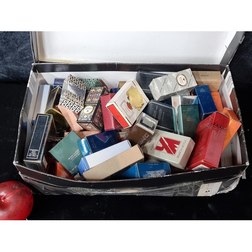 950 - A box containing a large collection sample sized perfumes from brands such as Davidoff Cool Water, C... 