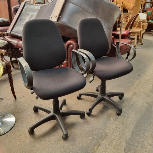 777 - A pair of good quality office swivel chairs with adjustable height and backrest. Held on castors and... 