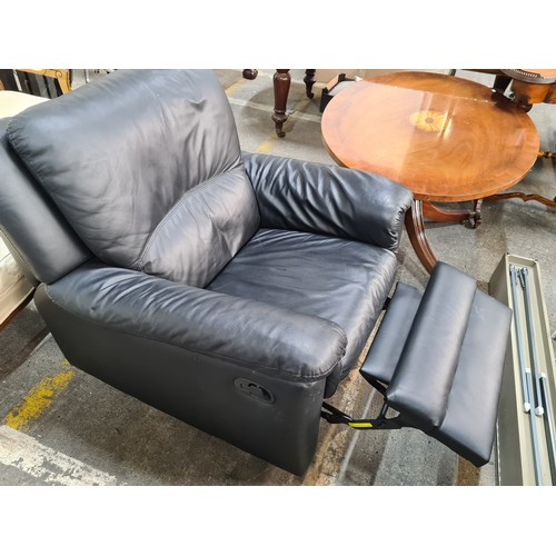 774 - A very comfortable Italian black leather reclining armchair. In working condition. In Super conditio... 