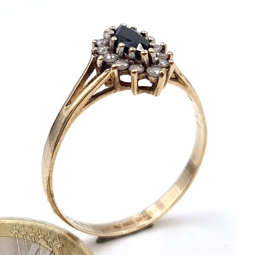 32 - Star Lot: A beautiful 9 carat gold stunning Sapphire ring. Ring size: P. Weight: 1.39 grams.