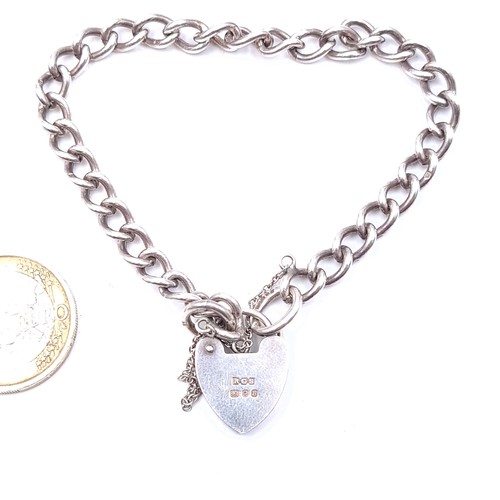 415 - A sterling silver heavy link chain bracelet, set with padlock clasp and safety chain. Weight: 16 gra... 