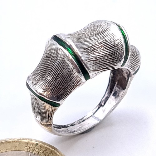 423 - A highly unusual polished silver ring, set with flayed accents and green detail. Ring size: O. Weigh... 