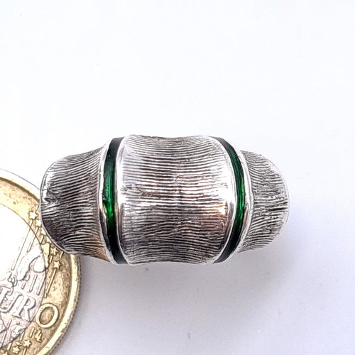 423 - A highly unusual polished silver ring, set with flayed accents and green detail. Ring size: O. Weigh... 