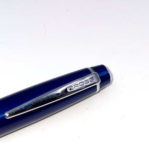 441 - A fine example of a Cross Royal Blue executive pen, set with machine cut silver detailing. In as new... 