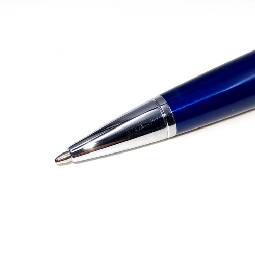 441 - A fine example of a Cross Royal Blue executive pen, set with machine cut silver detailing. In as new... 