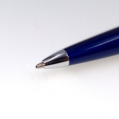 442 - A fine example of a Cross Royal Blue executive pen, set with machine cut silver detailing. In as new... 