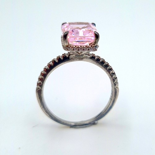 464 - A very pretty cocktail ring with a lovely large purple stone. Ring size: O. Weight: 3.57 grams