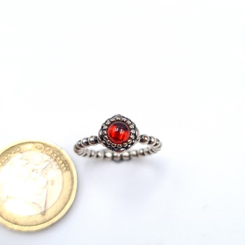 466 - An attractive sterling silver jewelled ring, set with cabuchon stone and ribbed band. Ring size: K. ... 