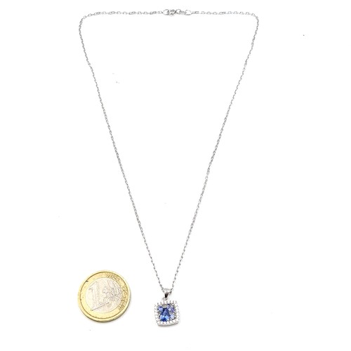 490 - A fabulous bright Tanzanite and gem stone pendant necklace and chain, with a length of 46cm. Old, ne... 