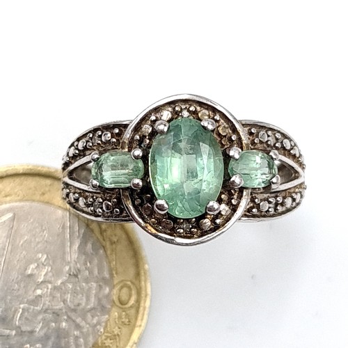 493 - A stunning vintage Tsvorite stone ring, set with Marcasite mount and shoulders. Ring size: O. Weight... 