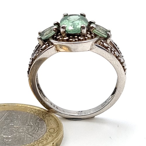 493 - A stunning vintage Tsvorite stone ring, set with Marcasite mount and shoulders. Ring size: O. Weight... 