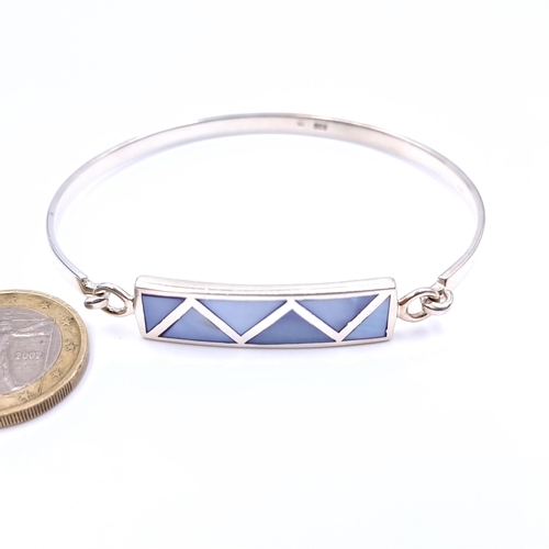 886 - A stunning Opal inlayed Mosaic sterling silver bangle, set with lock clasp. Diameter: 8cm.