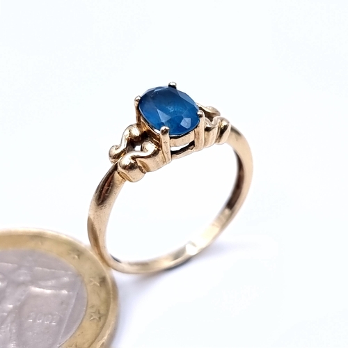 890 - A truly beautiful and unusual vintage 9 carat gold ring, set with a central Blue Topaz stone which i... 