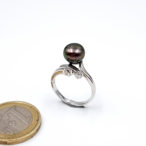 914 - A very pretty example of a Black Cultured Pearl set sterling silver ring. Ring size: L.