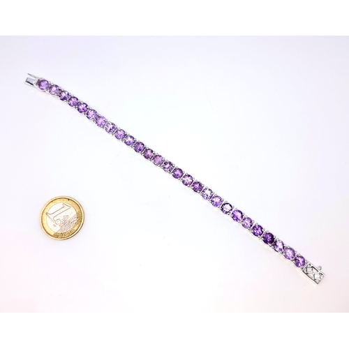 922 - A Stunning in line natural Amethyst Line Bracelet, length 19cm. With fabulous 28 matched natural bri... 