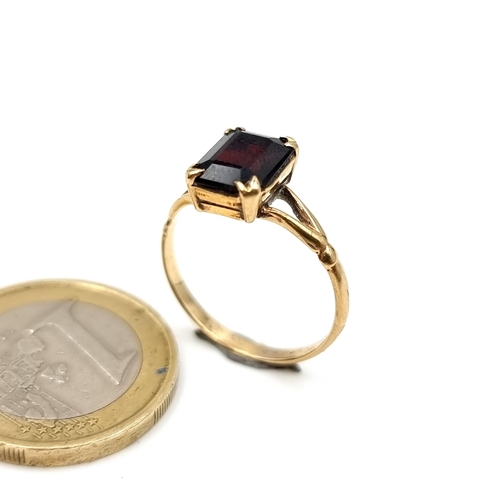 942 - A striking 9 carat gold Single Stone Ring, set with a striking deeply hued natural garnet stone. Wei... 