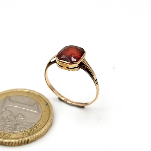 943 - A beautiful 9 carat Gold Ring, set with a deeply hued natural garnet. Weight 1.38g. Size M. With pre... 