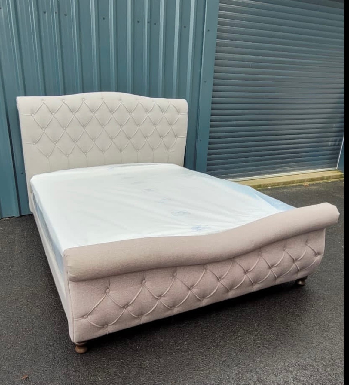 Star Lot A Fabulous 6 ft wide Kingsize Shelbourne New Bed from Harvey