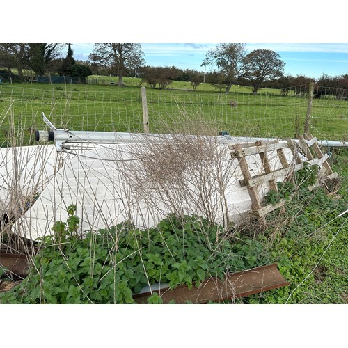 509 - Star Lot : A 13 feet fibreglass boat. Refinished and ready to go. This lot to be collected in Donaba... 